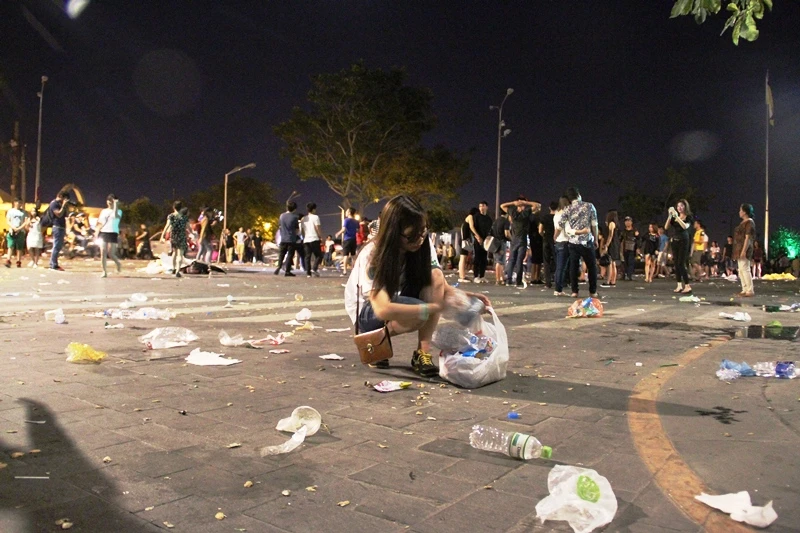 Những bạn trẻ nhặt rác sau giao thừa ở trung tâm Sài Gòn ảnh 3